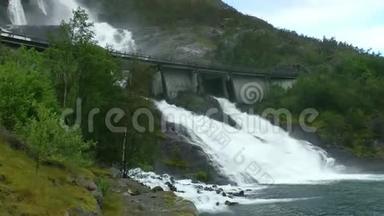 挪威的一条公路穿过瀑布